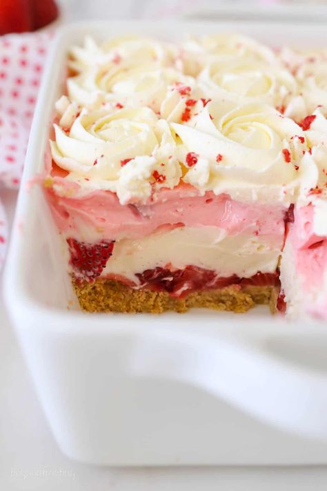 No Bake Cherry Cheesecake, Layered Dessert, Strawberry Delight, Strawberry Dessert Recipes, Individual Desserts, Layered Desserts, Baked Strawberries, Cold Desserts, Bake Cheesecake