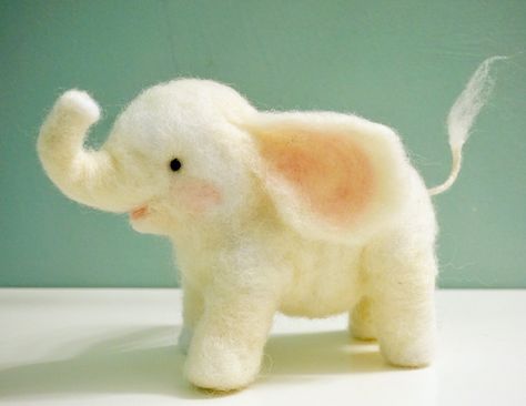 Needle Felted Jungle Animals, Needle Felt Elephant, Needle Felted Elephant, Elephant Baby Mobile, Felt Elephant, Felt Plushie, Mobiles For Kids, Needle Felting Diy, Needle Felted Christmas