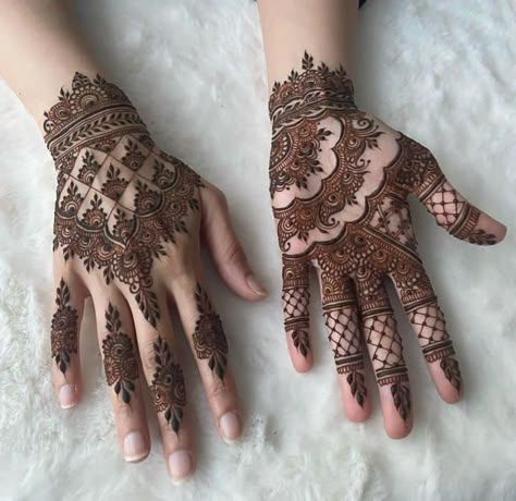 Simple Mehndi Designs New Style, Minimalist Mehendi Designs Front Hand, Henna Designs For Small Hands, Mehendi Front Hand, Mehndi Design For Palm, Mehendi Designs For Front Hands, Mehndi Designs Simple Front Hand, Small Henna Designs Hand, Mehndi Practice