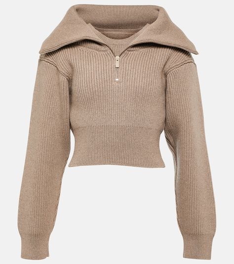 Le Maille Risoul Cropped Wool Sweater in Brown - Jacquemus | Mytheresa Jacquemus Sweater, Jacquemus Clothes, Beige Sweaters, Jacquemus Fashion, Meg March, Cropped Wool Sweater, Autumn Street, Casual Winter Outfits, Fashion Design Clothes