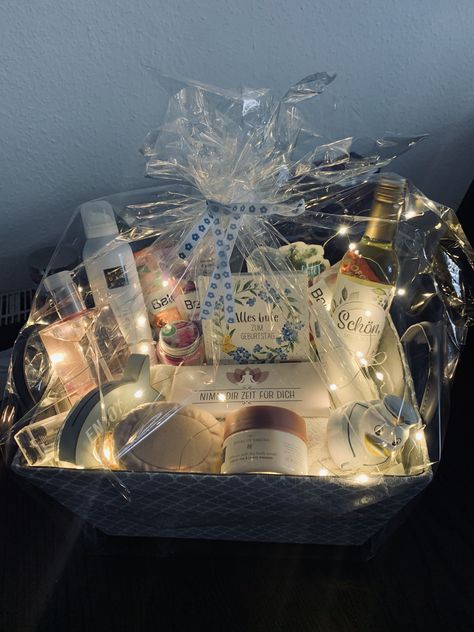 Für FreundinMuttiSchwiegermutterOmaTanteKollegin Present Basket, Valentines Gift For Boyfriend Baskets, Homecoming Proposal Ideas Football, Homemade Gift Baskets, Aesthetic Homecoming, Personalised Gifts Diy, Valentine's Day Crafts For Kids, Gifts Wrapping Diy, Cute Couple Gifts