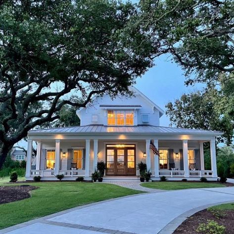 Michelle | Dustin-custom self build-COMING SOON on Instagram: “This coastal farmhouse!!! Especially that second picture with the live oaks!!! 🥰. Perfection! It’s absolutely gorgeous! I also have a…” Golf View, Future Farmhouse, Dream Farmhouse, Amazing Houses, Southern Living Homes, Dream Life House, Generator House, Coastal Farmhouse, Farmhouse Exterior