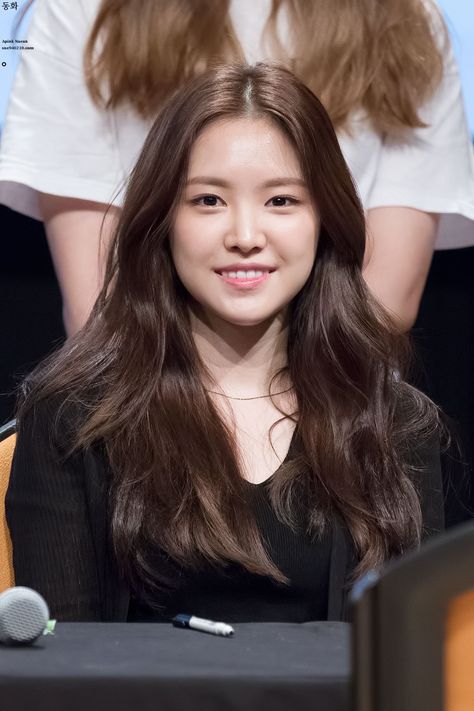 Kpop Idol Brown Hair, Brown Hair Kpop, Chocolate Brown Hair Dye, Kpop Visuals, Naeun Apink, Son Naeun, Apink Naeun, Brown Hair Looks, Brown Hair Dye