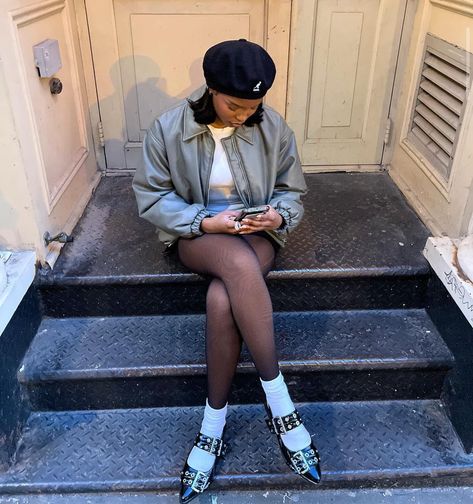 Berets Outfit, New York Outfit Aesthetic, Beret Outfits, Beret Outfit, Mini Skirt Outfit, New York Outfit, Street Fashion Men Streetwear, Miniskirt Outfits, Slingback Flats