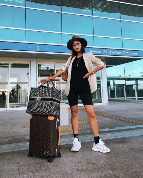 How I’m Planning on Wearing The Biker Shorts Trend This Fall Bike Shorts Outfit, Aimee Song, Biker Shorts Outfit, Casual Chique, Song Of Style, Outfit Formulas, Airport Style, Airport Outfit, Biker Shorts