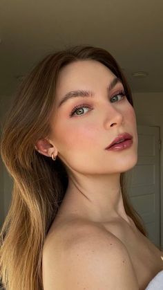 Makeup Looks Pale Skin Green Eyes, Makeup For Very Fair Skin, Bridesmaid Makeup For Fair Skin, Cute Subtle Makeup, Mauve Glam Makeup, Green Eyes Pale Skin Makeup, Minimal Pink Makeup, Soft Mauve Makeup, Burgundy Blush Makeup