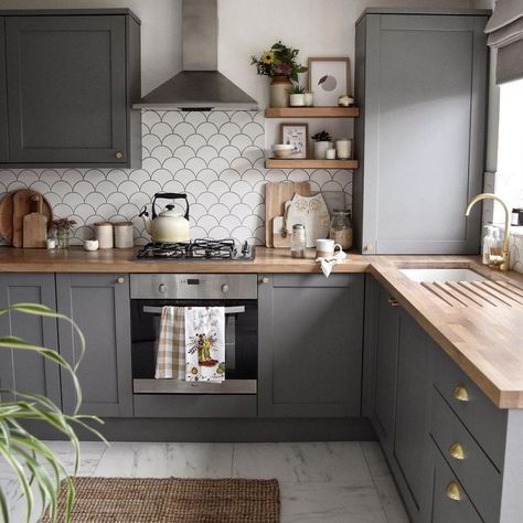 When it comes to kitchen ideas in shades of grey, consider every surface, from walls to worktops and everything in between. For subtle contrast, two different shades of the same calm colour tend to work better on cabinetry than three or four, which can look like a design mistake. Dark Grey Kitchen Cabinets, Серая Кухня, Grey Kitchen Designs, Cosy Kitchen, Kitchen Ideas Dark Cabinets, Kitchen Ideas Dark, Grey Kitchen Cabinets, Dark Cabinets, Hus Inspiration