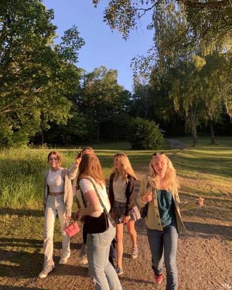 Friendship Outfits, Sweden Aesthetic, Sweden Nature, Skincare Accessories, Friendship Photos, Aesthetic Friends, Girl Friendship, Skandinavian Fashion, Aesthetic Lifestyle