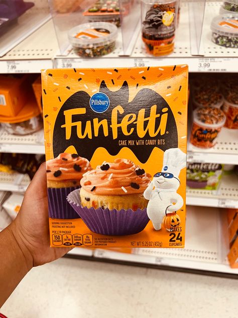 Easy Halloween Baking, Halloween Funfetti, Cute Halloween Cupcakes, Spooky Baking, Halloween Bakery, Halloween Baking Recipes, Spooky Cupcakes, Spooky Halloween Desserts, Baking Aesthetic