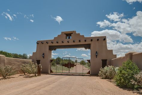 Ranch Gates, Santa Fe Home, New Mexico Homes, Adobe Home, Hacienda Style Homes, Mexico House, Ranches For Sale, Adobe House, Santa Fe Style