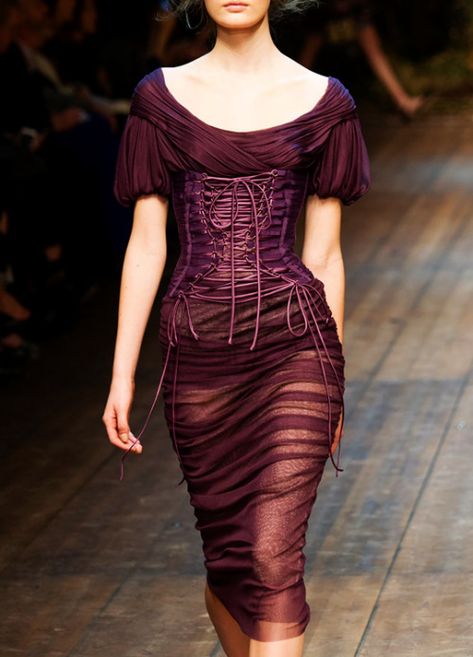 Dark Romantic Fashion, The World Is Quiet Here, Runway Fashion Couture, Quoi Porter, Dorian Gray, Fall 2014, Fancy Dresses, Dream Dress, Purple Dress