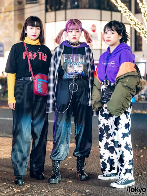 Japanese students showcasing layered street fashion in Harajuku. Streetwear Tokyo, Japan Street Fashion, Boho Grunge Fashion, Japan Fashion Street, Kim Wilde, Harajuku Fashion Street, Streetwear Styles, Tokyo Street Style, Streetwear Mode