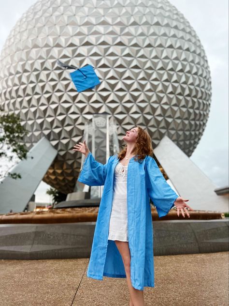 Senior Picture Ideas Disney, Senior Pictures At Disney World, Disney Graduation Photos, Disney World Senior Pictures, Disney World Graduation Pictures, Disney Graduation Pictures, Disney Senior Pictures, Mba Graduation, Disney Graduation