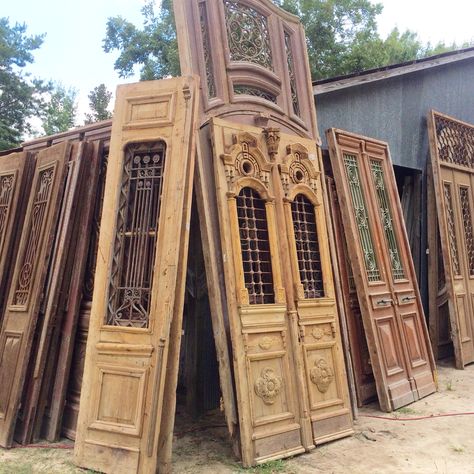 Case In Stile Country, Pintu Interior, Antique French Doors, Salvaged Doors, Modern Wooden Doors, Antique Architectural Salvage, Doors Modern, Vintage Doors, Cool Doors