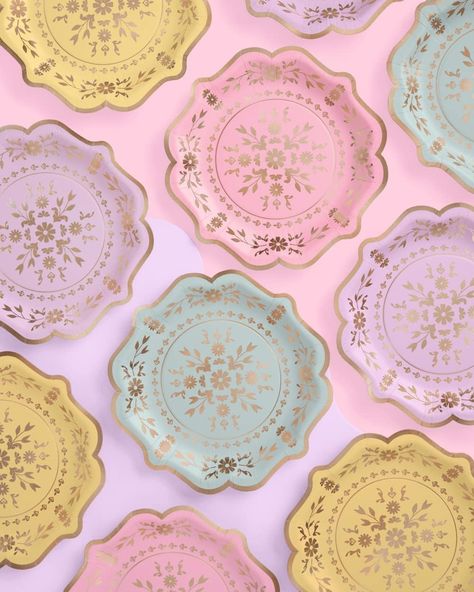 Pastel Party: Our 24 pack of 9" gold foil paper plates are the party addition you've been looking for + a guaranteed hit! Bachelorette Garden Party, Disposable Wedding Plates, Bridgerton Party, Tea Party Supplies, Ballin On A Budget, Gold Foil Paper, Pastel Party, Party Table Settings, 9th Birthday Parties