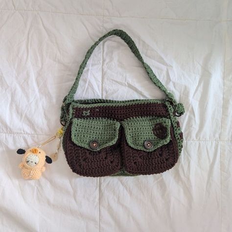 Crochet Bag Pocket, Crochet Bag With Pockets, Crochet For Markets, Crochet Messenger Bag, Tiny Crafts, Crochet Baby Projects, Cargo Bag, Crochet Aesthetic, Crochet Design Pattern