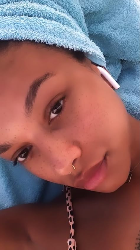 Two Nose Rings, Lisa Onuoha, Septum Gold, Pretty Piercings, Gold Septum, Piercing Chart, Septum Hoop, Pretty Ear Piercings, Cool Piercings