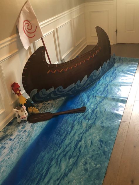 Ocean water posterboard paper for the water, cardboard boat and paper Moana flag on a broom handle Moana Boat Diy Cardboard, Moana Play Props, Moana Boat Diy Wagon, Moana Set Design, Moana Boat Diy, Moana Props, Moana Canoe, Easter Pom Pom Crafts, Moana Decor