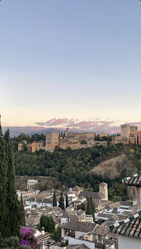 Granada Aesthetic, Alhambra Spain, Italy Pasta, Italy Vibes, Local Photography, Spain Aesthetic, Places In Spain, Europe Aesthetic, Granada Spain