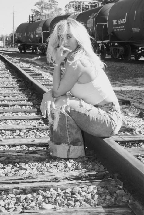 Punchy Senior Pictures, Country Graduation Pictures, Dirt Road Photoshoot, Western Senior Pictures Outfit, Western Senior Picture Ideas, Hippie Photoshoot, Vintage Senior Pictures, Fun Selfies, Western Photoshoot Ideas