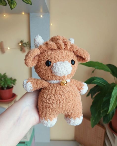 ₊˚⊹♡ fluffy highland cow . ⊹ ₊ ݁. ⤷ so happy with the color, I've been wanting a pretty brown shade for forever, this one is a win! ⤷ I had to wait for a few days to finish it since I ran out of yarn on the last piece (0:1 for yarn chicken) (¬⤙¬ ) ⤷ after this I'm going right back to the books, but all I wanna do is just crochet ｡°(°.◜ᯅ◝°)°｡ ⤷ available on my Etsy store ⤷ pattern and free mod by @crochetcalls #crochetersofinstagram #crochetaddict #plushie #crocheteveryday #crochetanimal... Crochet Fluffy Cow, Fluffy Highland Cow, Crochet Highland Cow, Crochet Fluffy, Fluffy Cow, Cow Plush, Cow Toys, Plush Crochet, Hugs And Cuddles