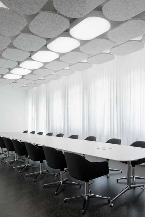 Office Ceiling Design, Conference Room Design, Black And White Office, Meeting Room Design, Office Ceiling, Office Meeting Room, Modern Office Design, Acoustic Solutions, Office Layout