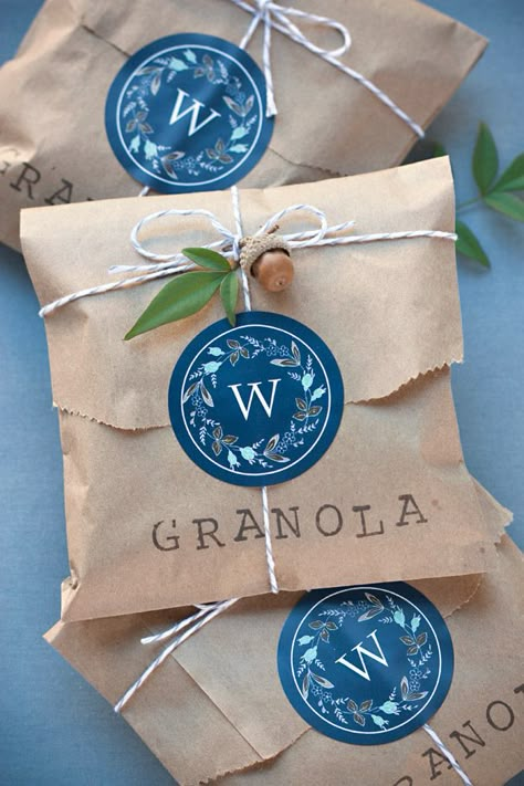 DIY Packaging Ideas to Upgrade Your Handcrafted Products Granola Wedding, Granola Gift, Diy Granola, Wedding Favors Packaging, Săpunuri Handmade, Kraft Bag, Favor Packaging, Cookie Packaging, Pola Sulam