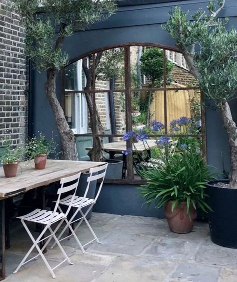 Un grand miroir format arcade, pour décorer le mur extérieur du coin repas dans le jardin Garden Extension, Perfect Illusion, Industrial Mirrors, Small Courtyard Gardens, Courtyard Gardens Design, Garden Mirrors, Small Courtyards, Small Yard, Garden Seating