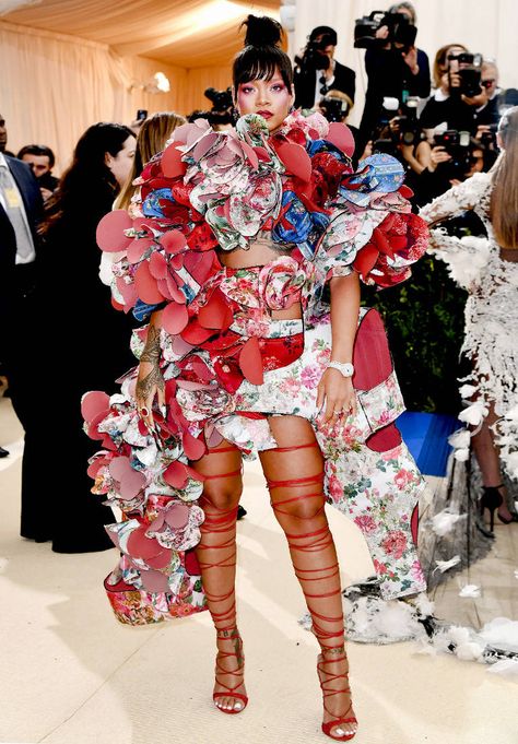 It's Official: Rihanna Wins Met Gala 2017 in This 3D Dress Best Met Gala Looks, Rei Kawakubo Comme Des Garcons, Looks Rihanna, Gala Themes, Met Gala Outfits, Met Gala Dresses, Gala Outfit, Gala Fashion, Met Gala Red Carpet