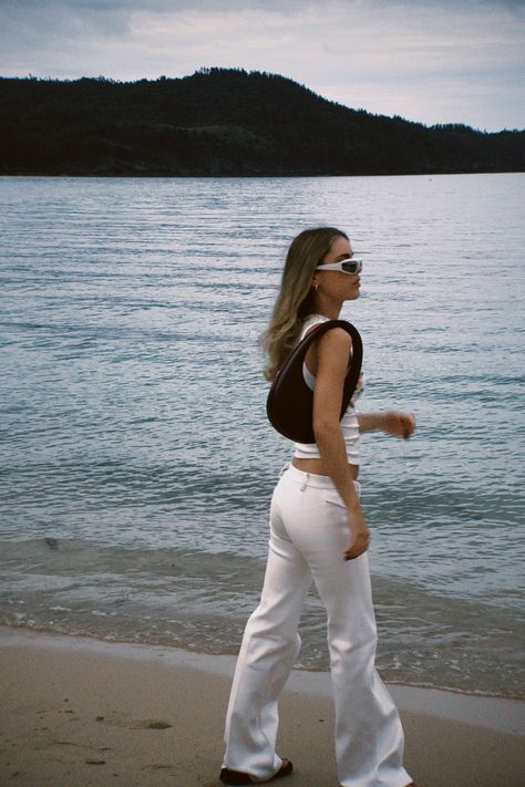 White Low Rise Pants Outfit, White Low Rise Jeans Outfit, Low Rise Pants Outfit, Low Rise Jeans Outfit, White Pants Outfit, City Baby, White Jeans Outfit, Low Rise Pants, Summer Inspo