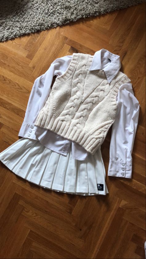 White Pleated Skirt And Sweater, Sweater Vest Pleated Skirt, How To Style White Sweater Vest, White Pleated Skirt Outfit Fall, White Skirt Pleated, Sweater Vest And Skirt Outfit, Pleated Skirt Outfit Black, Sweater Vest With Skirt, White Sweater Vest Outfit