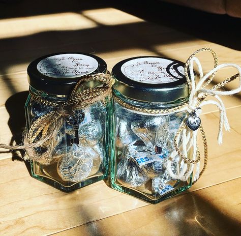 Mini Mason Jar & Hershey's Kiss wedding favors. Glass Jar Gift Ideas, Mini Mason Jar Favors, Wedding Hershey Kisses, Mason Jar Party Favor, Kim Wedding, Kerr Jars, Grad Nails, Mason Jar Wedding Favors, Mason Jar Favors