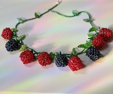 Beaded Raspberry, Raspberry Necklace, Beaded Jewlery, Handmade Jewelry Tutorials, Necklace Clasps, Beading Needles, Beaded Accessories, Pony Beads, Pearl Diamond