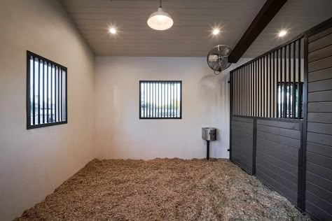 Barn Organization, Luxury Horse Barns, Horse Stables Design, Barn Layout, Stable Style, Horse Barn Ideas Stables, Stable Ideas, Horse Barn Designs, Horse Shelter