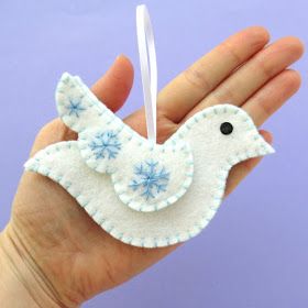 Bugs and Fishes by Lupin: Felt Doves: Sew Pretty Bird Ornaments for Your Christmas Tree Christmas Ornament Sewing, Earth Embroidery, Bird Decorations, Felt Birds Ornaments, Diy Felt Christmas Ornaments, Dove Ornaments, Felt Ornaments Patterns, Felt Crafts Christmas, Felted Wool Crafts