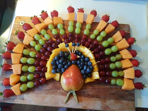 Thanksgiving Vegetable Tray, Thanksgiving Veggie Tray, Turkey Fruit Platter, Turkey Fruit, Fruit Kabob, Thanksgiving Meal Plan, Fruit Turkey, Fall Appetizers Easy, Thanksgiving Fruit