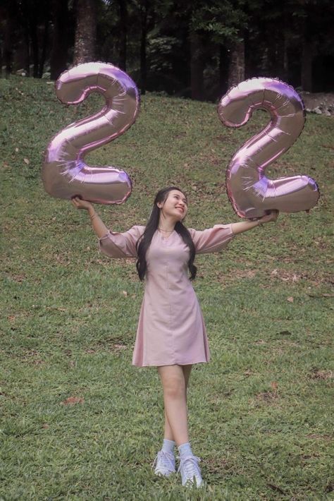 Birthday Photo Ideas Outdoor, Birthday Poses Outdoor, 20 Tahun Birthday, Birthday Outdoor Photoshoot Ideas, Outdoor Birthday Photoshoot Ideas, Birthday Photoshoot Outdoor, Birthday Photoshoot Ideas Outdoor, Happy Birthday 19, Debut Photoshoot