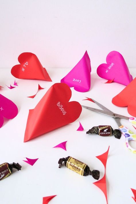 DIY Valentine's Day Candy Gift Valentine Party Favors Diy, Valentines Small Gift Ideas, Valentine Candy Bags, Valentine's Box Ideas, Valentines Candy Gifts, Valentine Party Favors, Heart Gift Box, Heart Shaped Candy, Small Treats