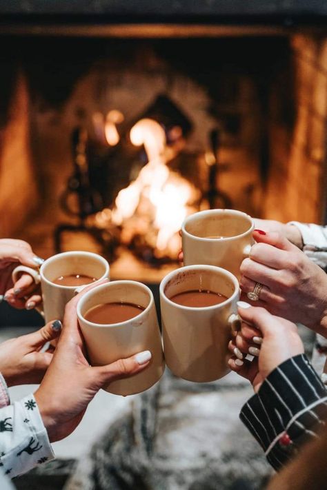 Friends Cabin Trip, Adult Friends Aesthetic, Cabin Trip Ideas, Girlfriend Trips, Weekend Aesthetic, Cabin Weekend, Traveling Aesthetic, Christmas Cabin, Cabin Trip