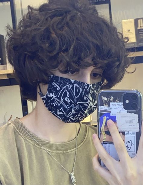 Curly Tomboy Haircut, Pixie Cut Ondulado, Tomboy Hair, Fluffy Curly Hair, Tomboy Haircut, Tomboy Hairstyles, Short Grunge Hair, Hair Inspiration Short, Short Curly Haircuts