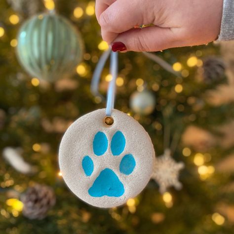 DIY Dog Paw Holiday Ornament - What a Great Dog! Pet Paw Ornament Diy, Diy Dog Paw Ornament, Diy Dog Paw Print, Diy Paw Print, Paw Print Keepsake, Paw Print Christmas, Paw Ornament, Photo Frame Ornaments, Paw Print Ornament