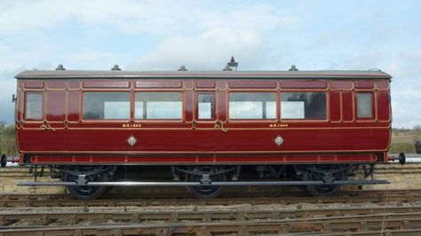 Restored carriage exterior Old Train Carriage, Fantasy Train, Victorian Train, Steampunk Train, Train Carriage, Old Train Station, Railway Museum, Train Art, British Rail