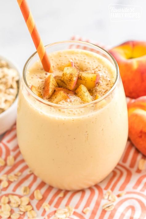 This Peaches and Cream Oatmeal Smoothie will give you the energy to start the day. Also a great recovery drink after a work out! Peach Oatmeal Smoothie, Peaches And Cream Smoothie, Peaches And Cream Oatmeal, Morning Work Kindergarten Free, Smoothie Juice Recipes, Peach Oatmeal, Drink Breakfast, Oatmeal Smoothie, Recipes Strawberry