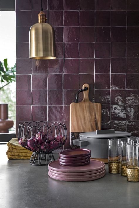 Deco Violet, Purple Kitchen, Pink Tiles, Pink Kitchen, Dream House Decor, Kitchen Counter, House Inspiration, A Kitchen, Bed Design