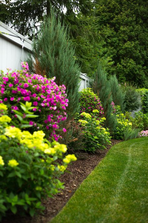 33 Beautiful Green Fence Line Landscaping Ideas Perennial Garden Layout, Modern Backyard Design, Landscaping Along Fence, Small Yard Landscaping, Green Fence, Fence Garden, Backyard Designs, Lawn And Landscape, Backyard Paradise