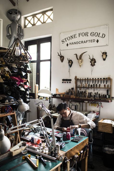 Leather Shop – Achille Photo Leather Shop Interior, Leather Workshop Studio, Leather Workshop Ideas, Artisan Shop, Leather Studio, Design Studio Workspace, Workshop Studio, Tent Design, Leather Craftsmen