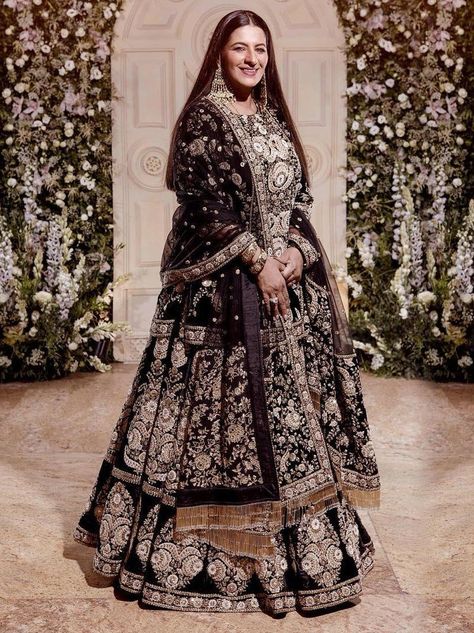 That’s why today, we’ve come up with the ultimate outfit ideas for the mother of the groom or bride for your child's upcoming winter wedding. These options are graceful, unique and will keep you super warm on the big day. #shaadisaga #indianwedding #outfitforgroommother #outfitforgroommothermehendi #outfitforgroommotherhaldi #outfitforgroommotherwedding #outfitforgroommothersangeet #outfitforbridemother #outfitforbridemothersangeet #outfitforbridemotherwedding #outfitforbridemotherhaldi #bride Lehenga With Price, Sangeet Outfit, Nikkah Dress, Indian Bridal Lehenga, Designer Bridal Lehenga, Indian Gowns Dresses, Velvet Clothes, Mother Of The Bride Outfit, Pakistani Bridal Dresses