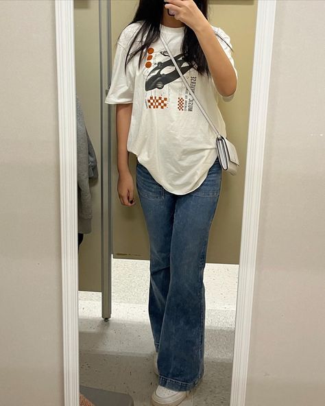 Flare Jeans Outfit Oversized Shirt, Baggy Flared Jeans Outfit, Outfits With Flare Pants, Oversized Tshirt Outfit Summer, Outfits With Flares, Flare Jean Outfit, Bootcut Jeans Outfit, Bell Bottom Jeans Outfit, Oversized Shirt Outfit