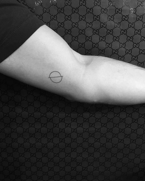 Geometric patterns are all the rage, and we love JonBoy's take on this imperfect circle. Tattoo Ideas Geometric, Tiny Tattoo Designs, Jonboy Tattoo, Tatuagem Masculina Pequena, Circle Tattoos, Circle Tattoo, Text Tattoo, Geometric Tattoo Design, Delicate Tattoo