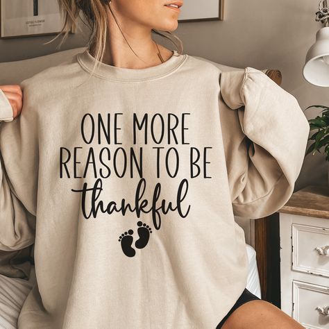 Announce your joyful news with style this Thanksgiving season! Our "One More Reason to be Thankful" pregnancy announcement sweatshirt is the perfect way to share your excitement with family and friends.  ⭐️CUSTOM: Because this sweatshirts are custom personalized order we do not accept returns.⭐️ ⭐️ SWEATSHIRT ⭐️ * Unisex heavy blend Gildan crewneck sweatshirt * 50% Cotton 50% Polyester * Medium-heavy fabric (8.0 oz/yd² (271.25 g/m * Loose fit * Sewn in label * Runs true to size ⭐️ SIZING ⭐️ * Sw Thanks Giving Pregnancy Announcements, Pregnancy Announcement Thanksgiving, Thanksgiving Baby Announcement, Nice Animals, Pregnancy Announcement Pictures, Shower Photos, Announcement Pictures, Thanksgiving Pregnancy Announcement, Fall Pregnancy